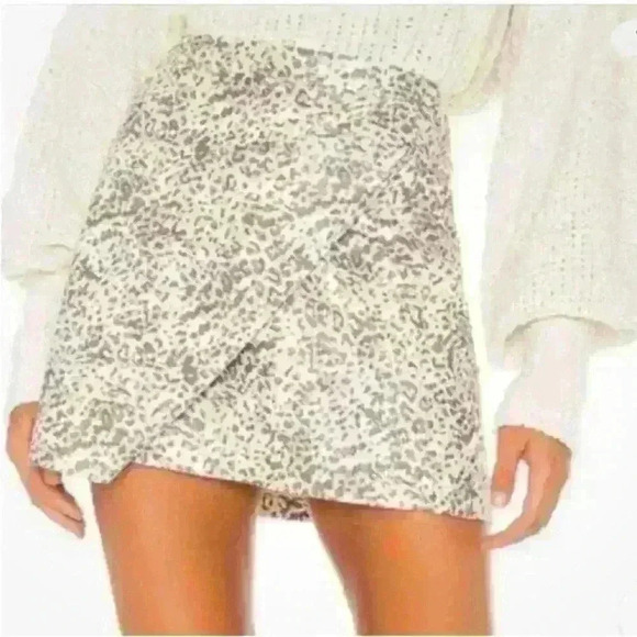 FREE PEOPLE “Fake Out" Faux Leather Animal
Print Wrap Skirt Size 0 EUC! - Picture 3 of 10